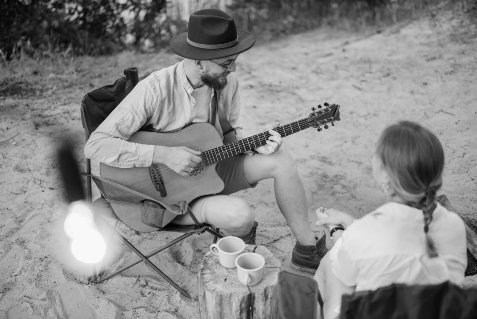 Musicien pratiquant l'improvisation pendant une session en ligne