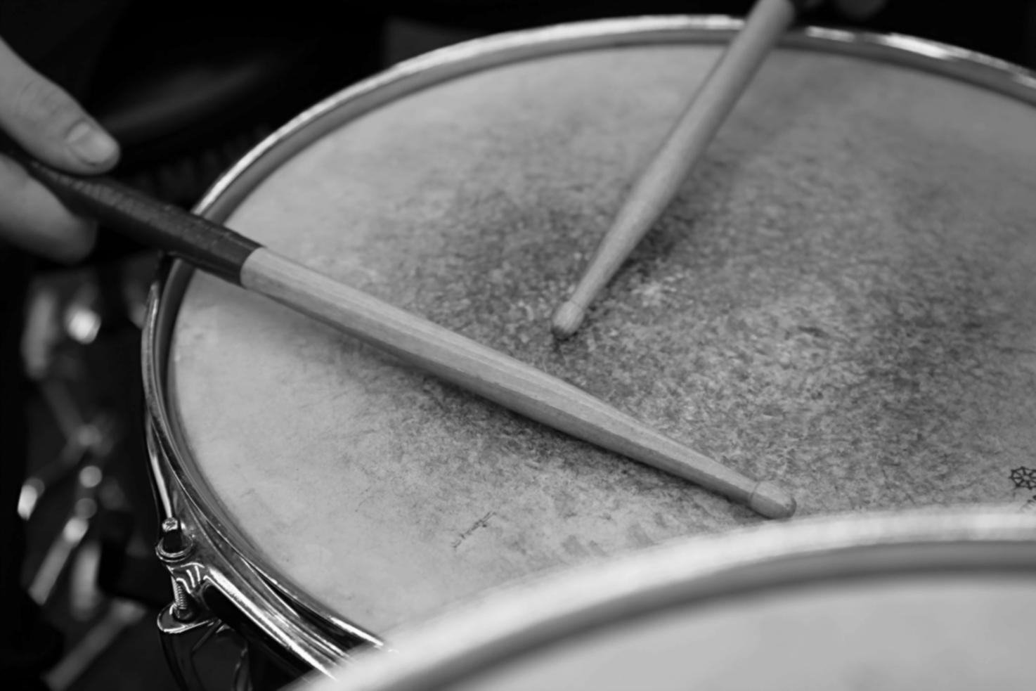 Espace de pratique musicale avec instruments et matériel pour l'improvisation